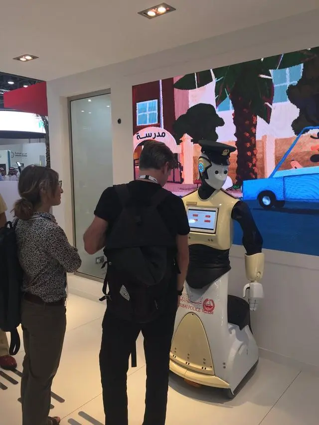 迪拜迎来第一个“警察机器人”，警察这是要失业的节奏？