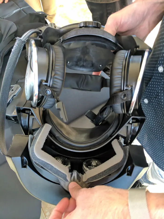 为用户安全着想，The Void把VR硬件做成了安全帽