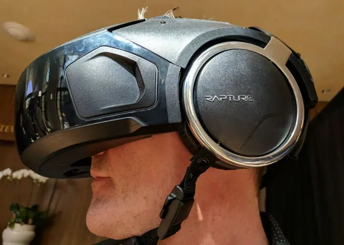 为用户安全着想，The Void把VR硬件做成了安全帽